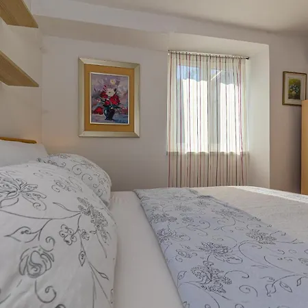 Lapis Apartment *