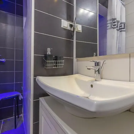 Lapis Apartment *